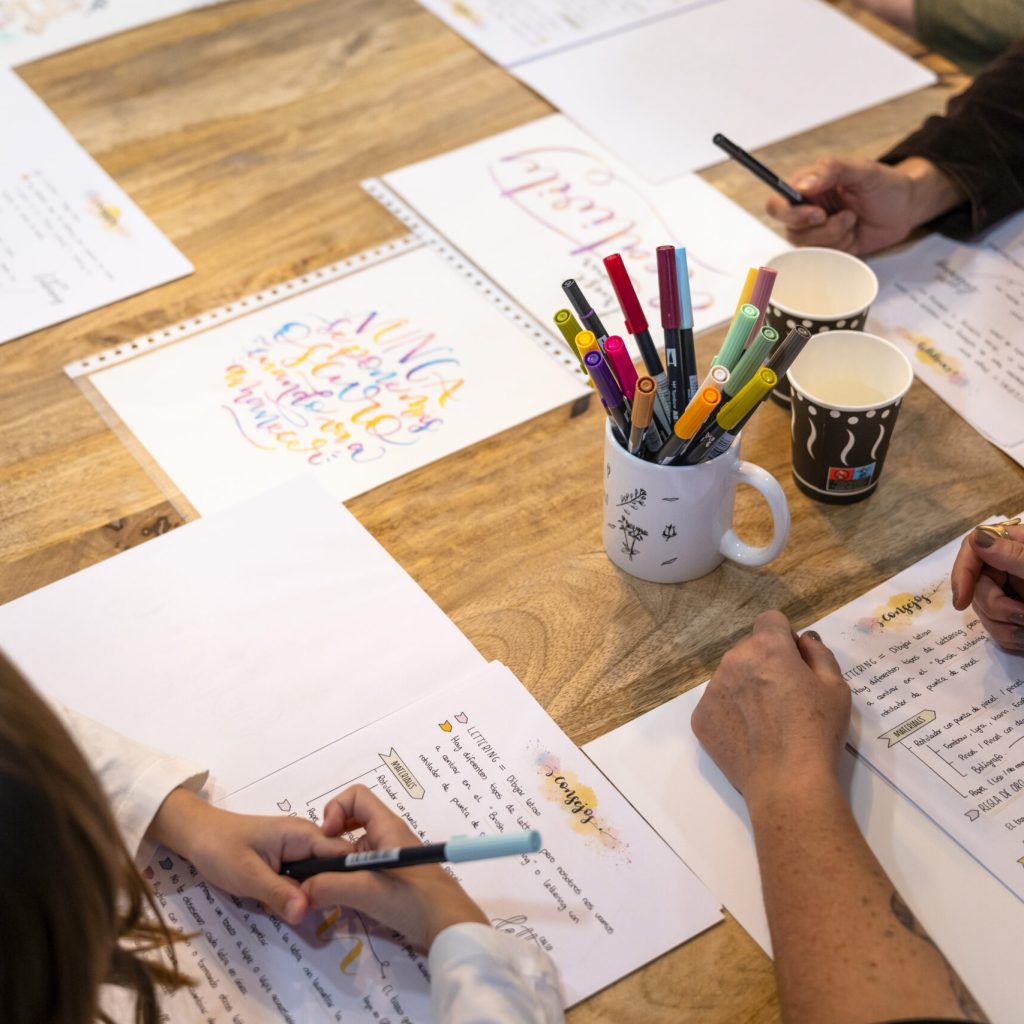 Art lettering workshop. Learning to draw letters. College classes.